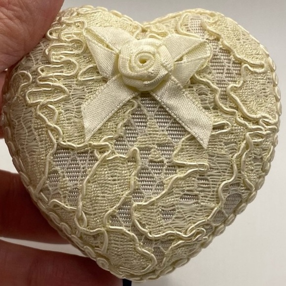 Cream Gray Heart-Shaped Lace Trinket Box - Picture 1 of 4